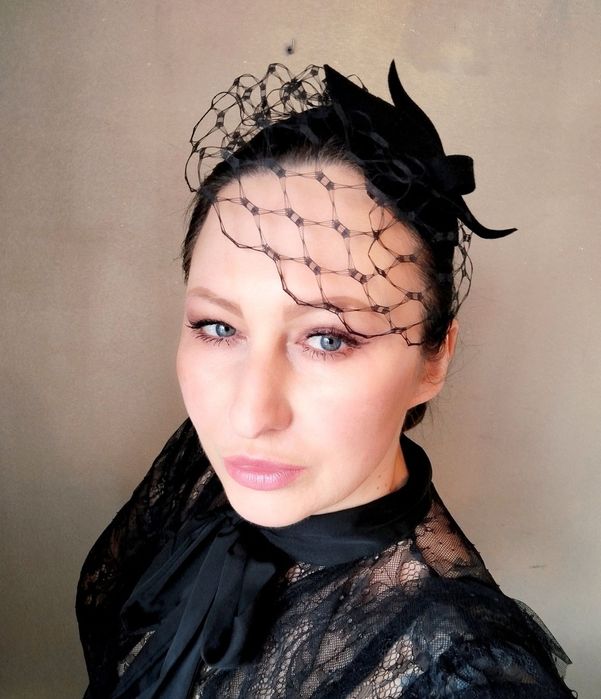 Czarny elegancki toczek pogrzebowy z woalką na opasce. Fascynator