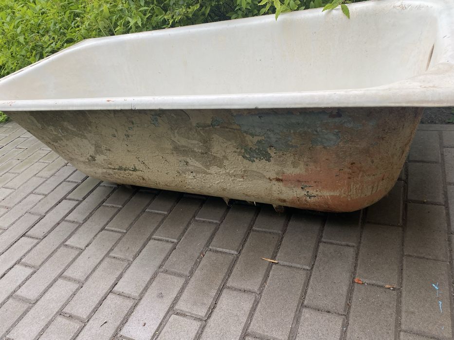Чугуна ванна з ніжками