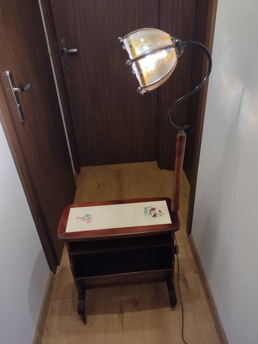 Lampa stojąca gazetnik