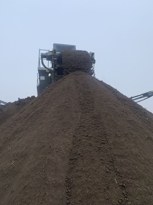 Otoczak polny mały samochód żwir piasek ziemia ogrodowa