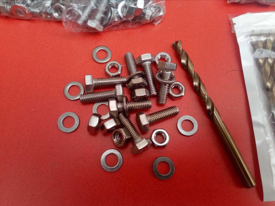 10 brocas 6mm, 100 parafusos 6mm com porcas e anilhas