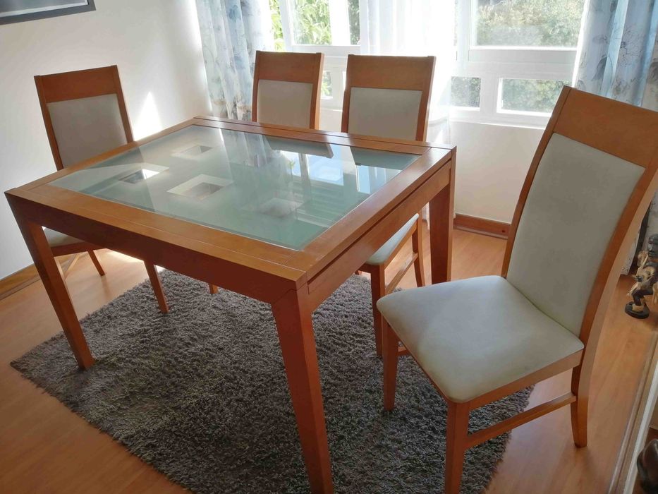 Mesa de jantar extensível com quatro cadeiras