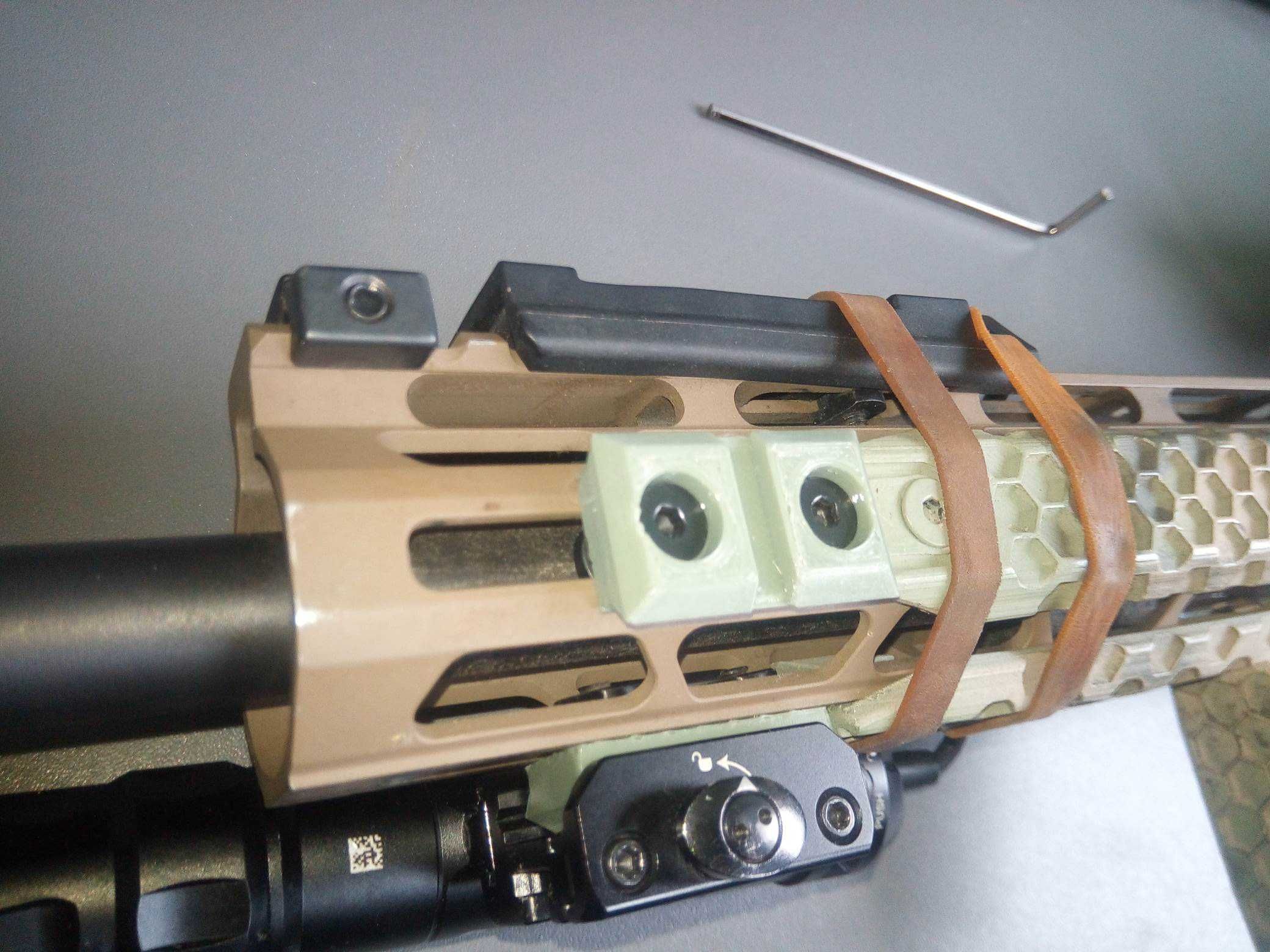 Szyna RIS M-lock na latarkę, wskaźnik laserowy.  2 wersje.