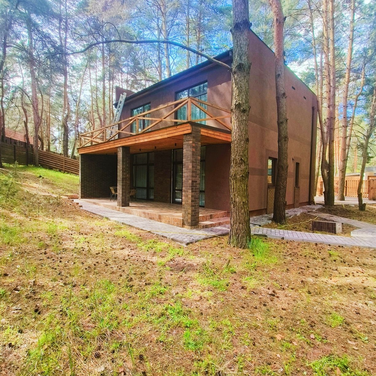 Продам дом в Обуховке в сосновом лесу (закрытая территория,лес,река)