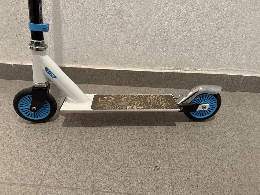 Trotinete da Oxelo em azul para criança.