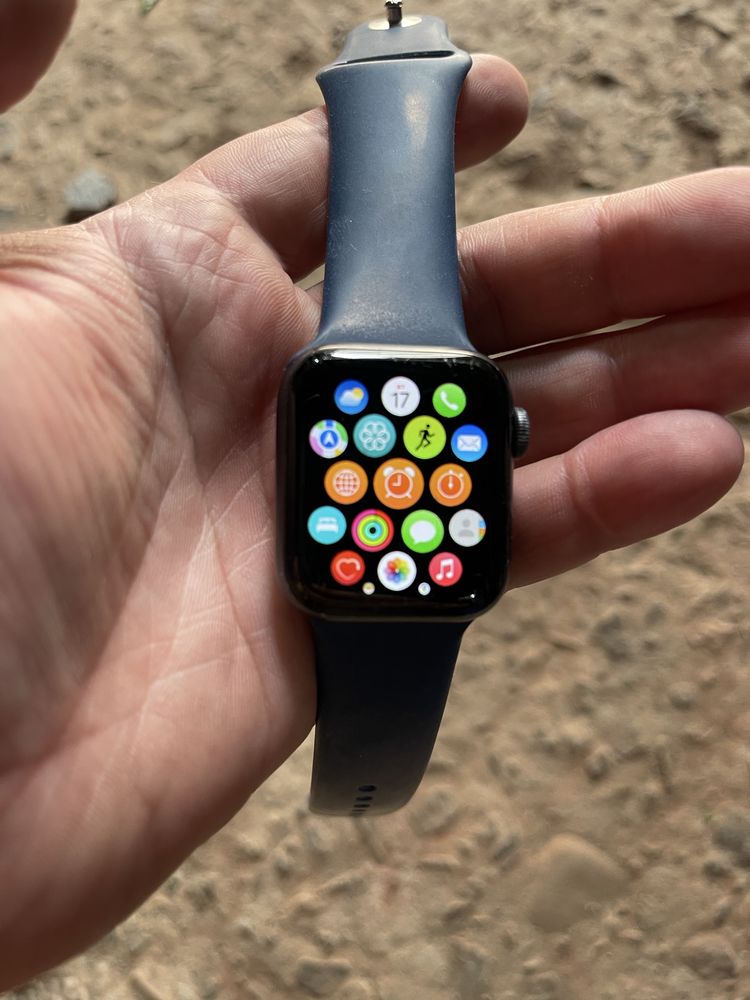 Apple Watch 6 40mm (батарея 85%)
