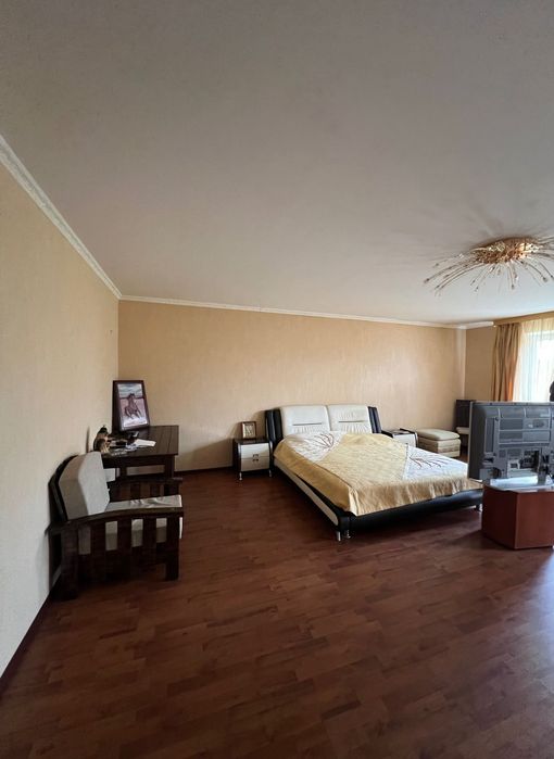ПРОДАЖ. Заміський будинок,маєток .Слобода , біля води. Поряд Черкаси