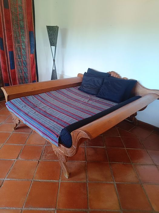Daybed artesanal esculpido de Java em madeira teca. Vintage e único!