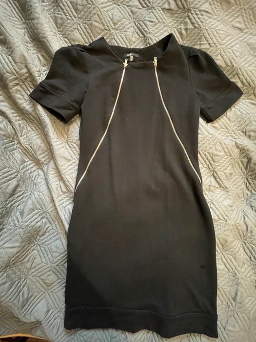 Czarna klasyczna sukienka z zamkami