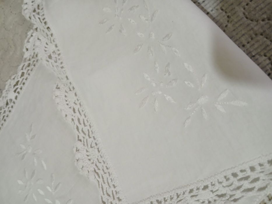 Naperon de linho bordado à mão com renda