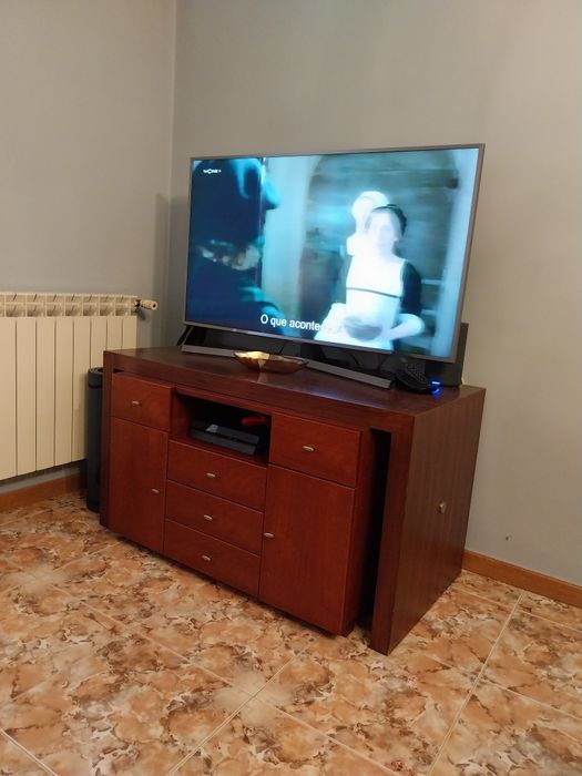 Móvel usado em cerejeira e nogueira maciça em muito bom estado.