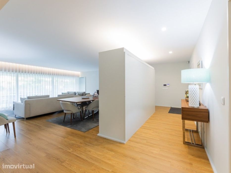 Oferta da Escritura. Moradia individual térrea T4+escritório, em Sã...