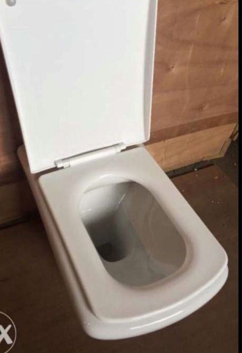 Унитаз подвесной керамический с крышкой.