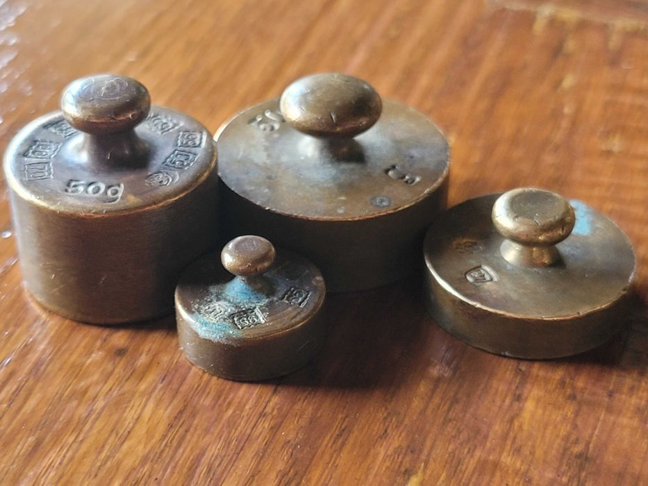 Stare przedwojenne mosiężne odważniki do wagi