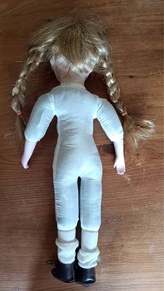 Porcelanowa lalka w brązowej sukience