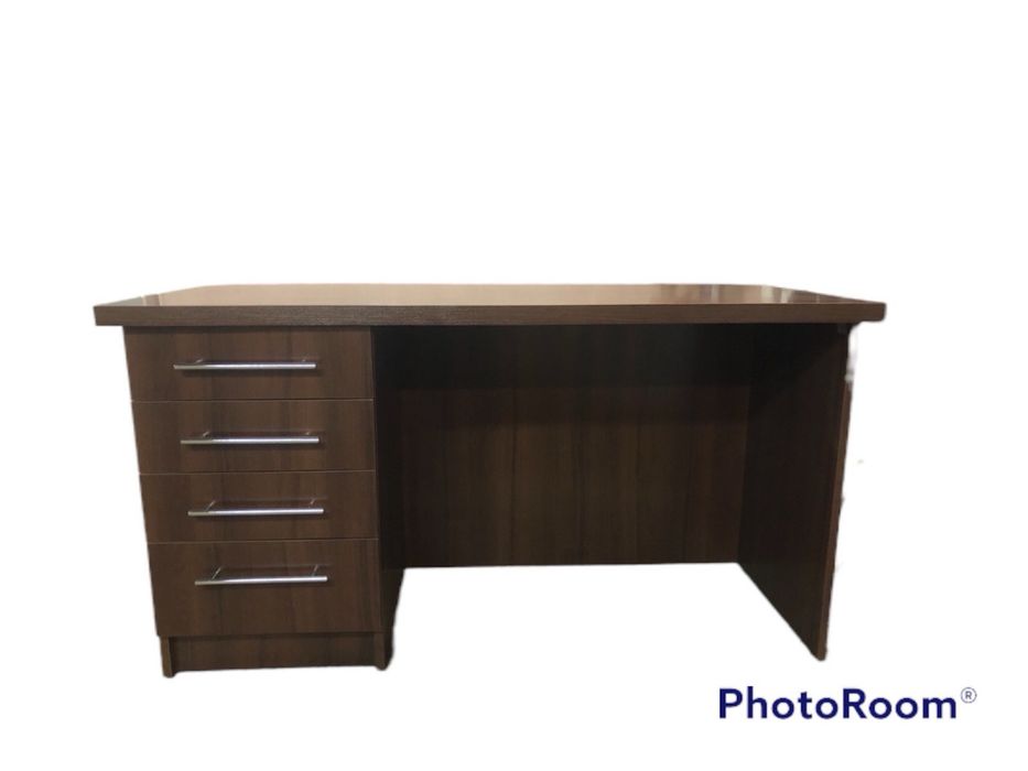 Офісний стіл.