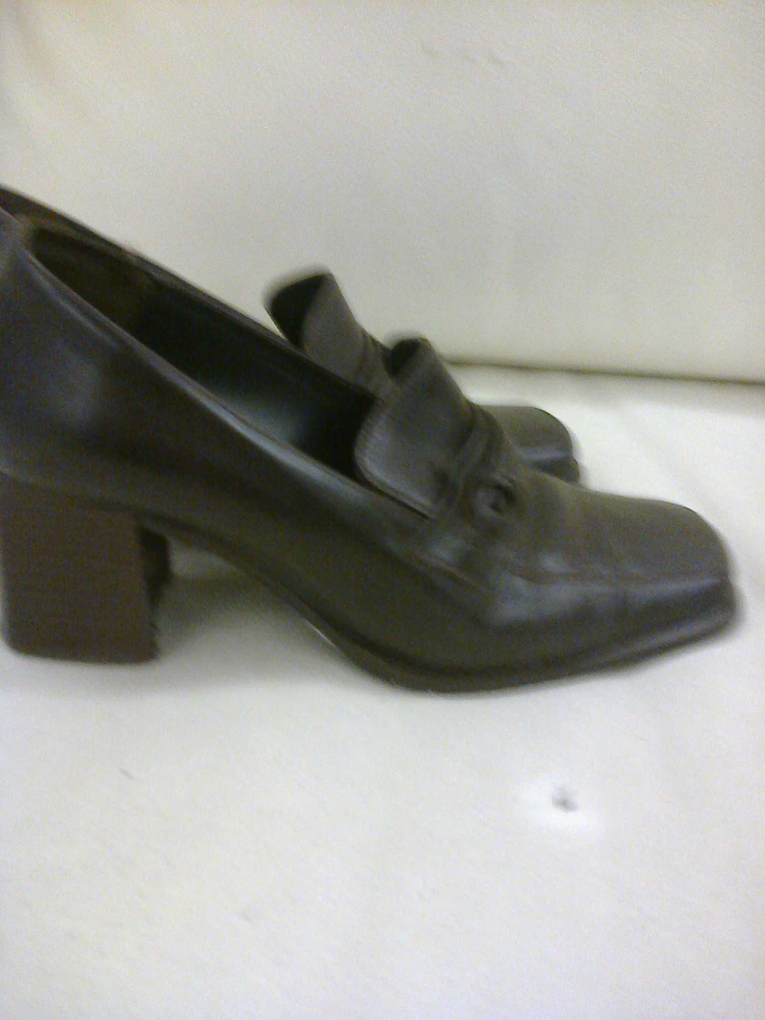 Sapatos castanhos escuros