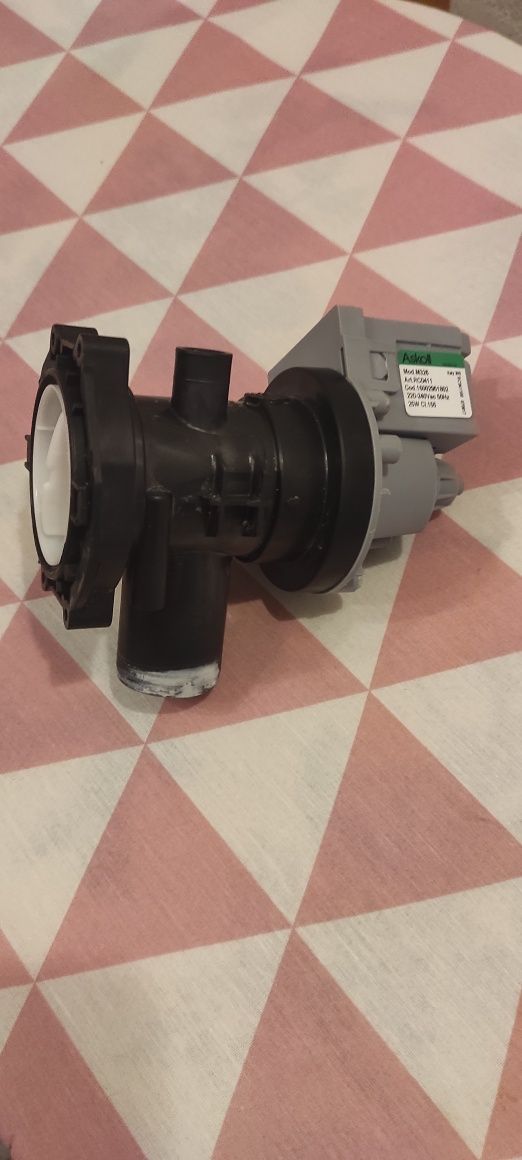 Pompka wody do pralki Indesit XWE71283 7kg