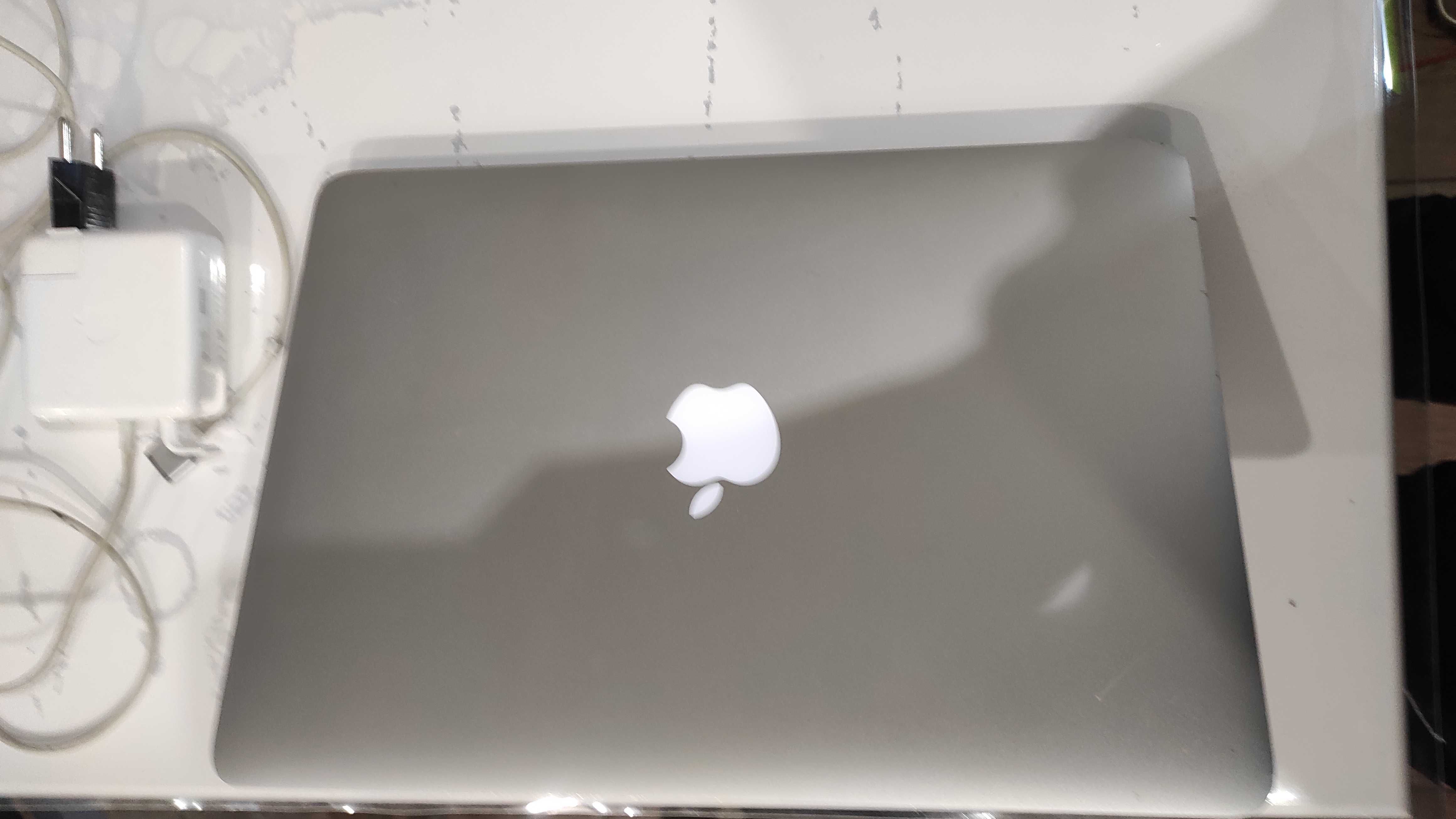 Apple MacBook Air 13" 2015 I5-5250/ 4Gb /Graphics 6000 /SSd256