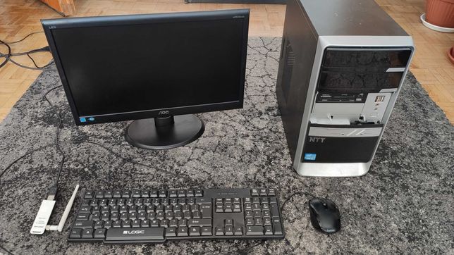 Komputer, monitor, mysz i klawiatura - cały zestaw