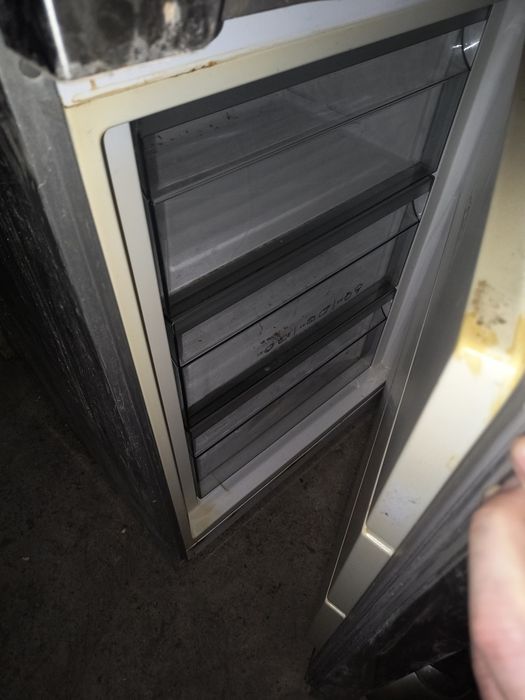 Lodówka Sharp używana do naprawy