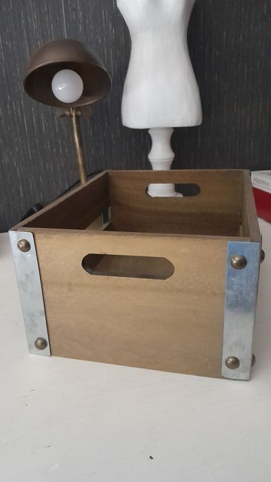 Caixa de arrumação com pegas de lado e tachas e tachas em madeira fina