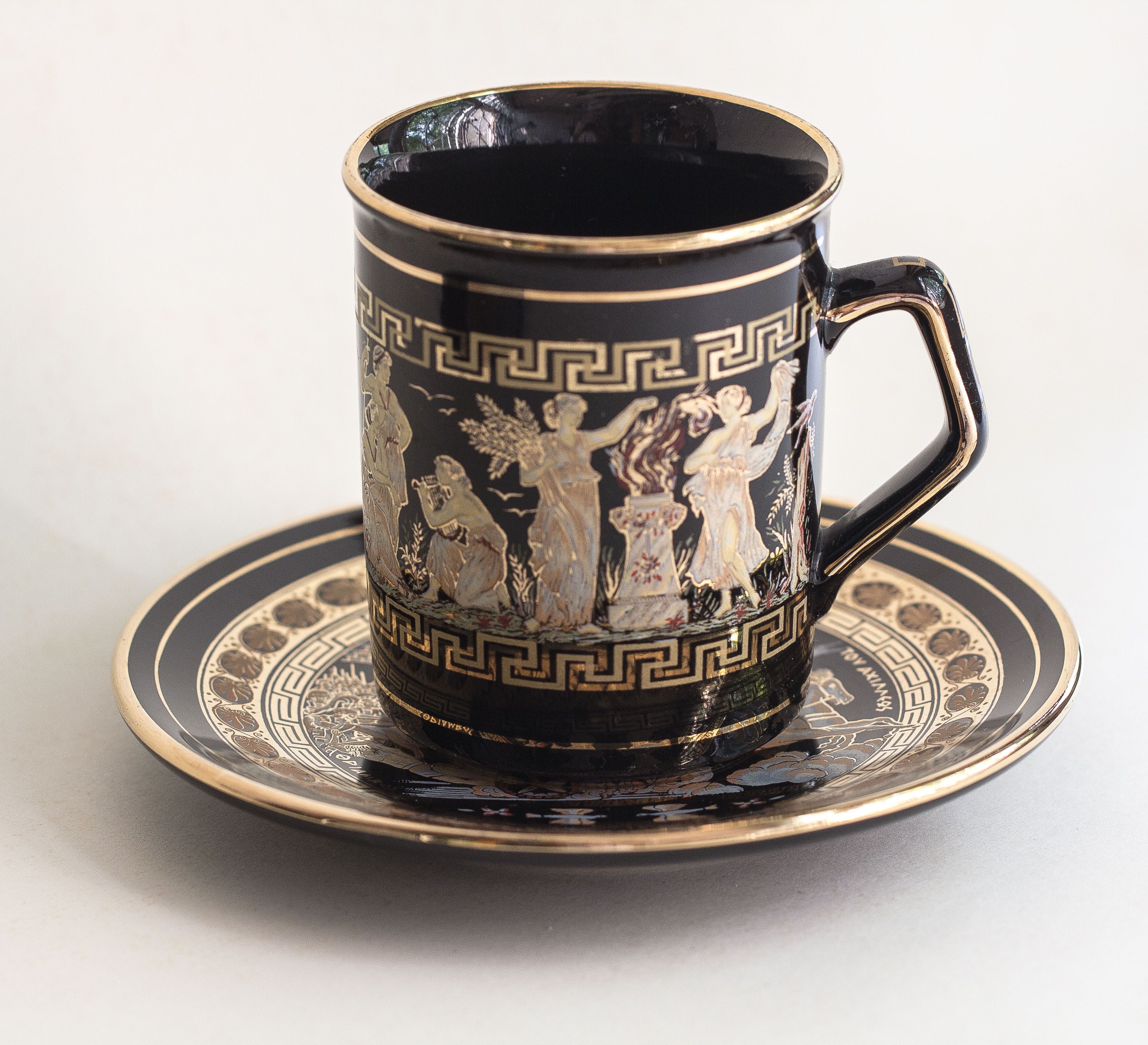 Чашка и блюдце ручной работы с рисунками из греческой мифологии.