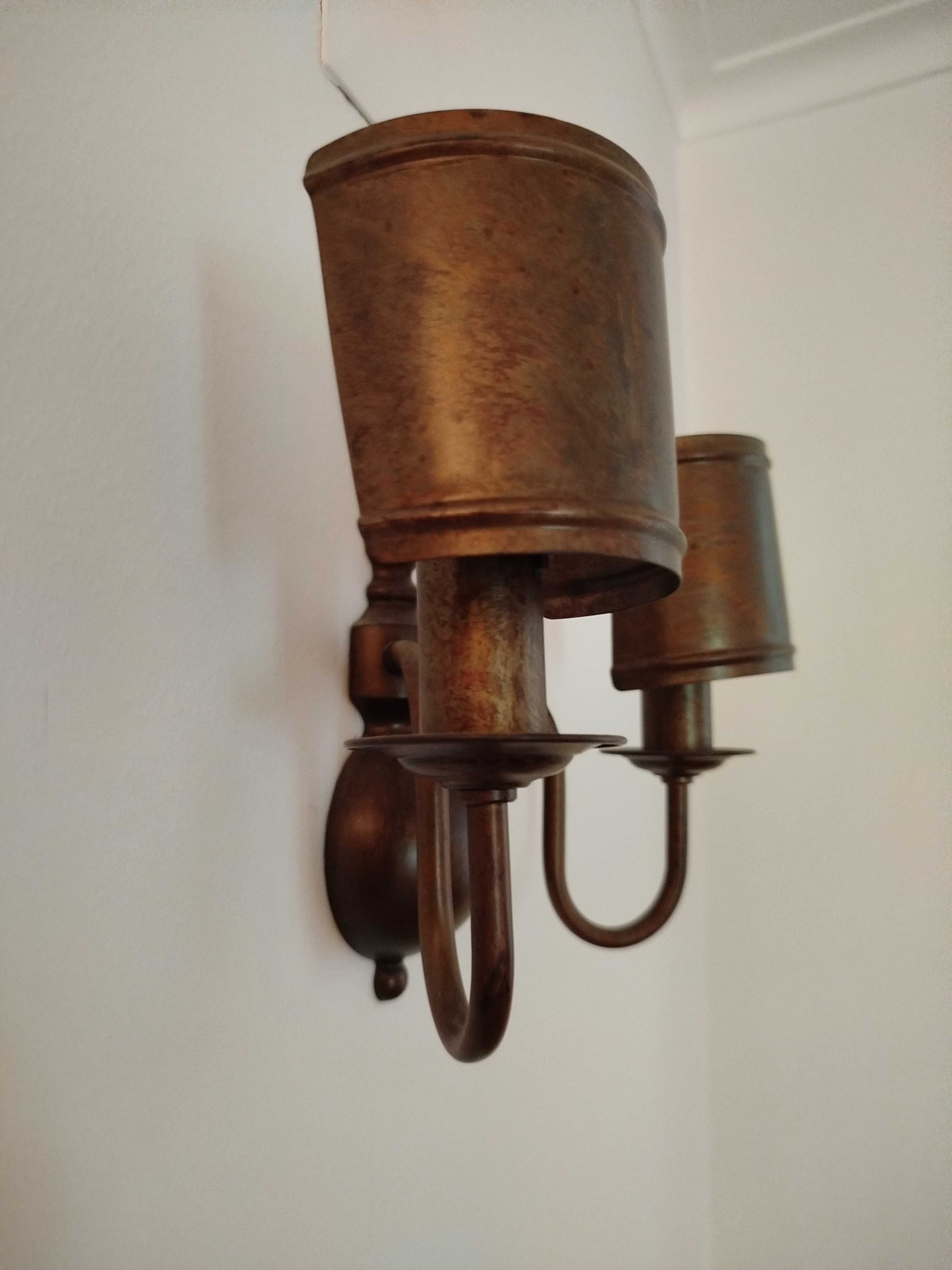 Candeeiro de parede com abajur em latão rústico