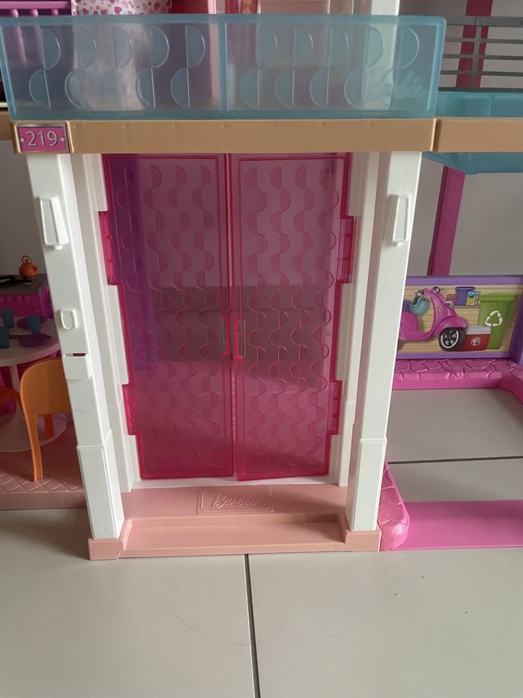 Duży dom dla Barbie z windą i basenem