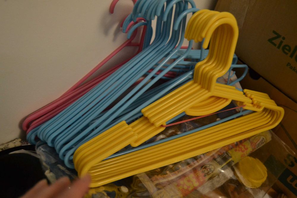 Plastikowe wieszaki na ubrania rozmiar dla dorosłych:) - 30 sztuk