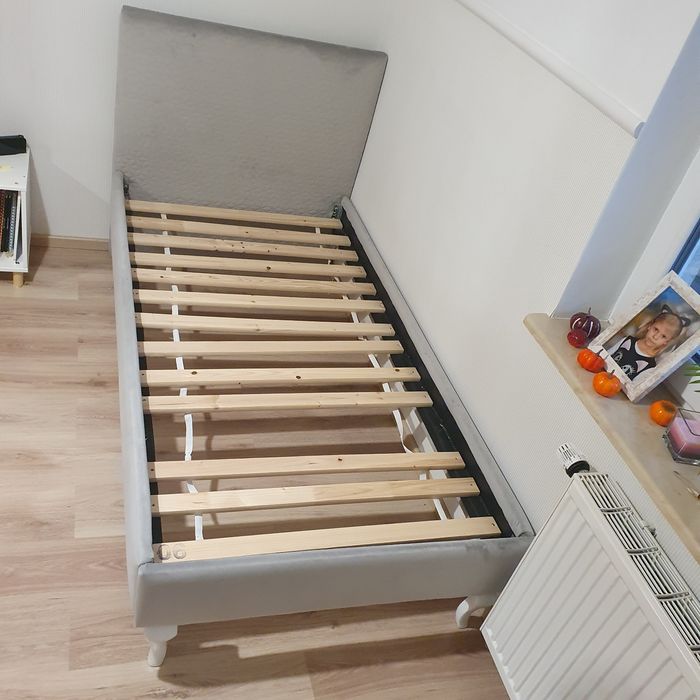 Sprzedam łóżko tapicerowane z materacem