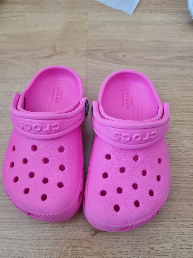 Crocs Rosa usadas nr C7 (23/24)