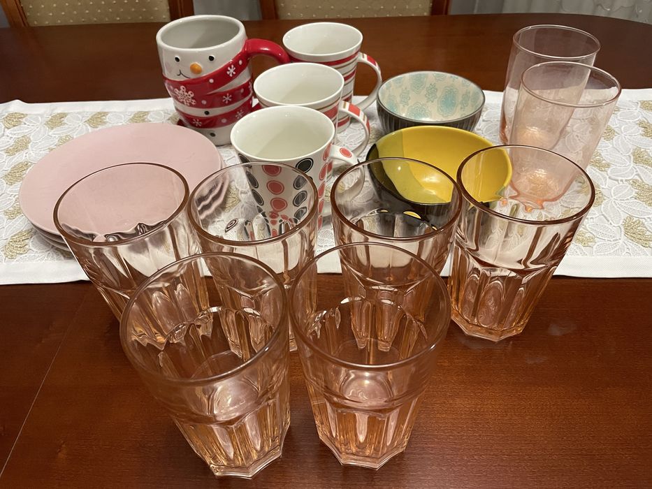 Naczynia kuchenne szklanki kubki talerze