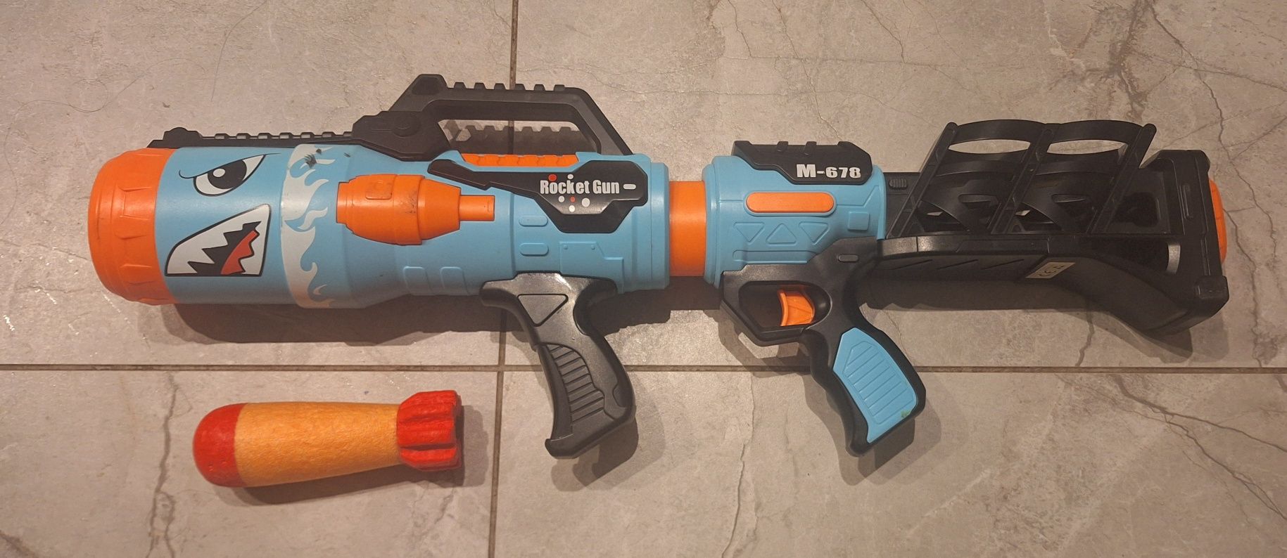 Duży pistolet na rakiety