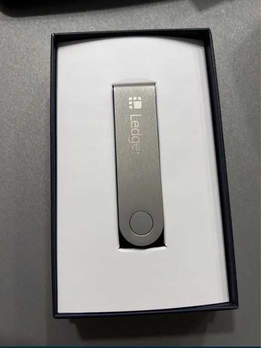 Холодный кошелек Ledger Nano X для хранения криптовалюты.