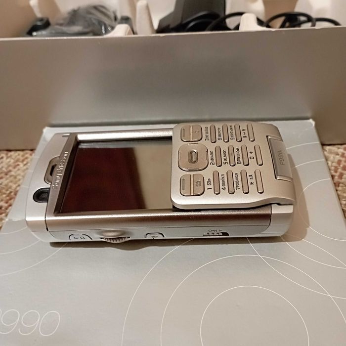 Новый в коробке мобильный телефон Sony Ericsson P990i