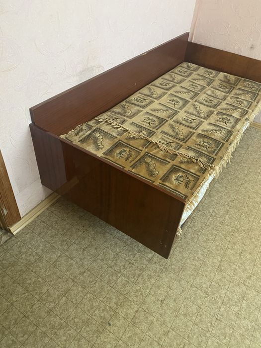 Кровать с матрасом раздвижная.