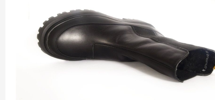 Чорні фірмові челсі.