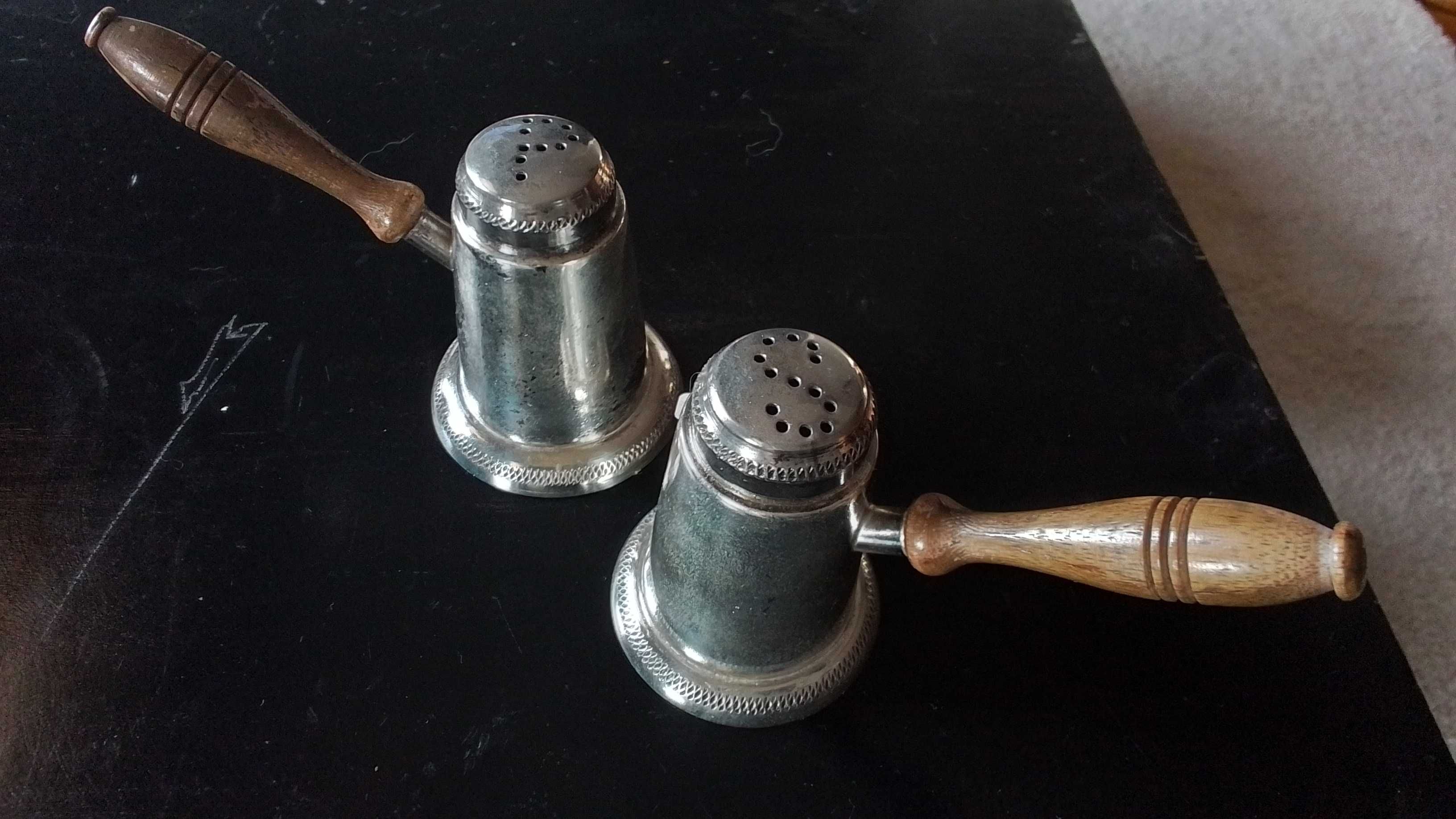 Saleiro e pimenteiro em casquinha