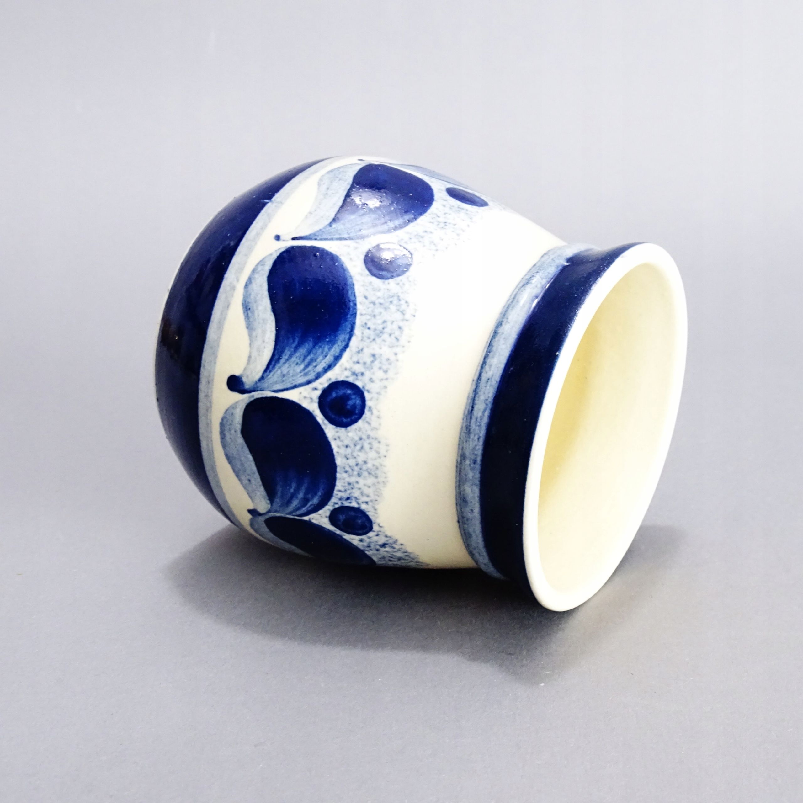 ręcznie wykonany pojemnik ceramiczny wazonik