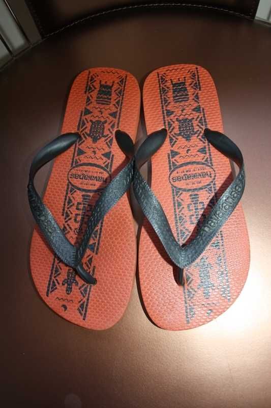 Havaianas pretas e telhas tamanho 37