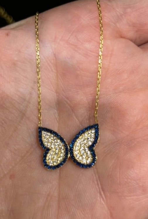 Colar de prata dourada com borboleta
