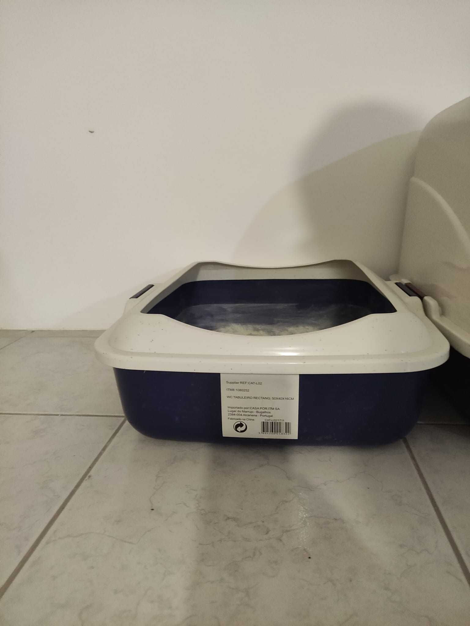 Arranhador, caixa de areia e caixa para gatos