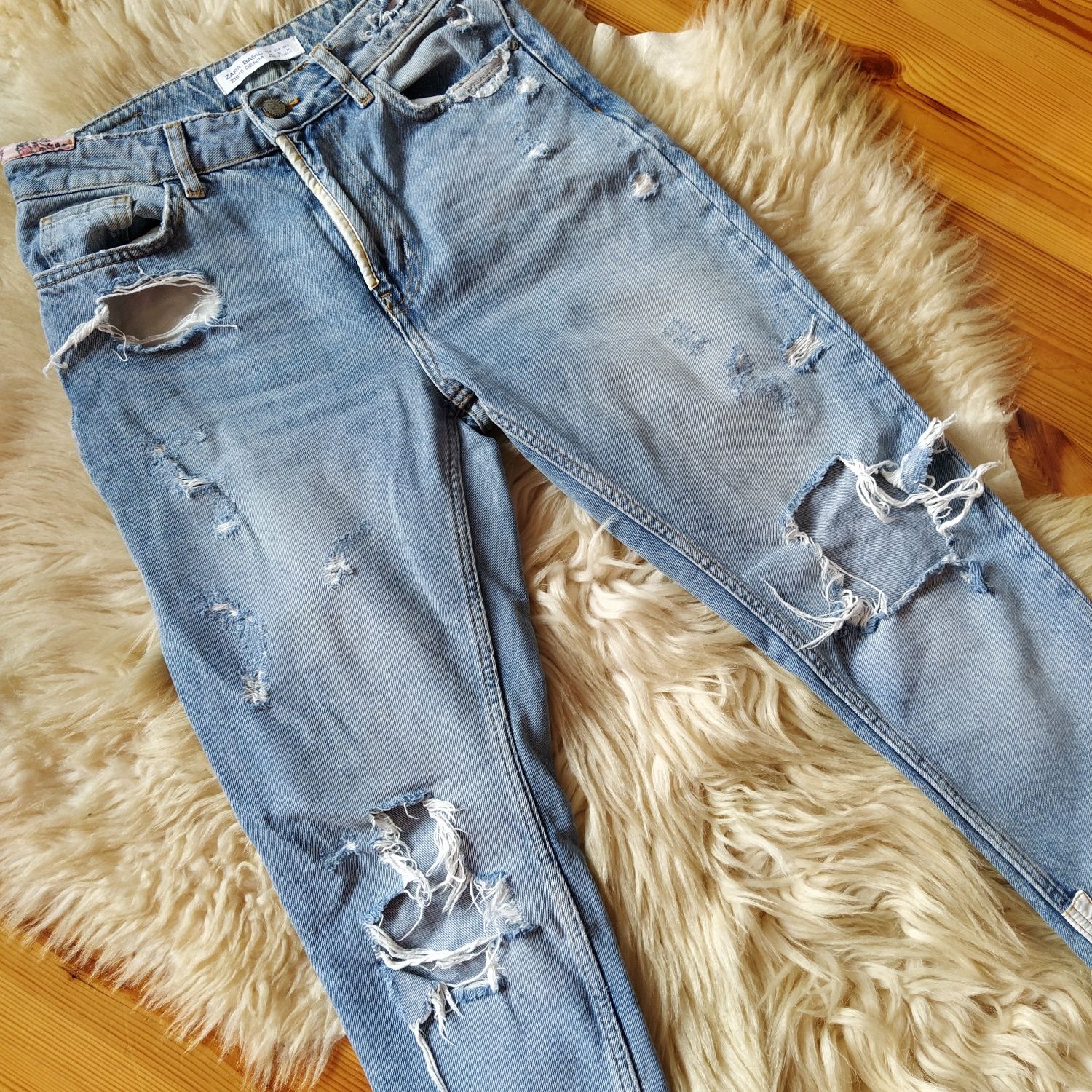Spodnie jeansowe z przetarciami Zara