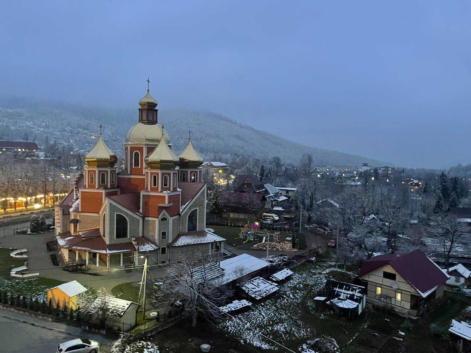 Видова 3-х кім., квартира у центрі Яремче із краєвидами на Карпати