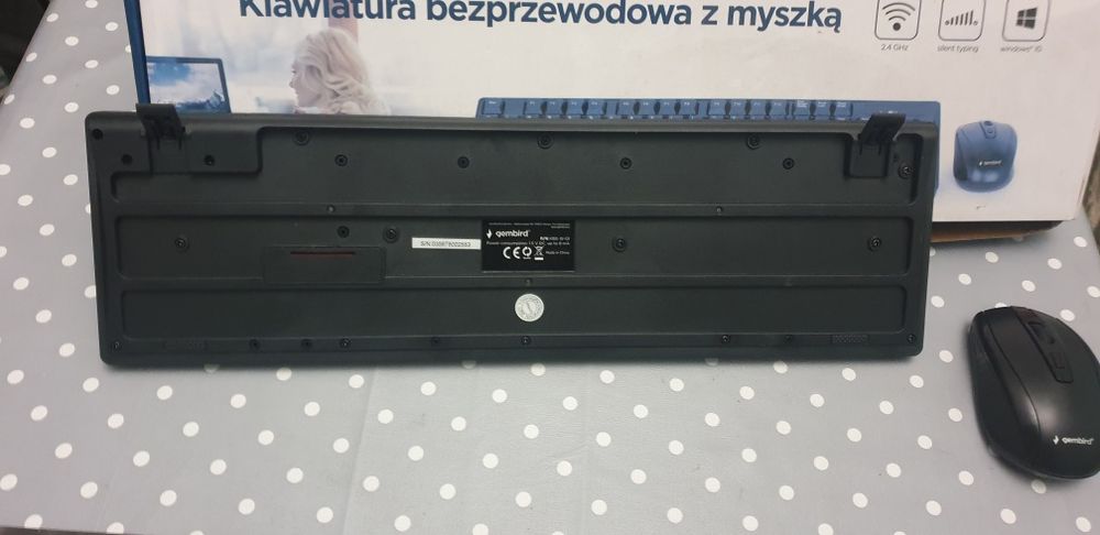 Klawiatura besprzewodowa z myszką