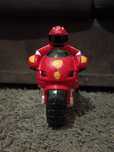 Uma moto de brinquedo com motoqueiro