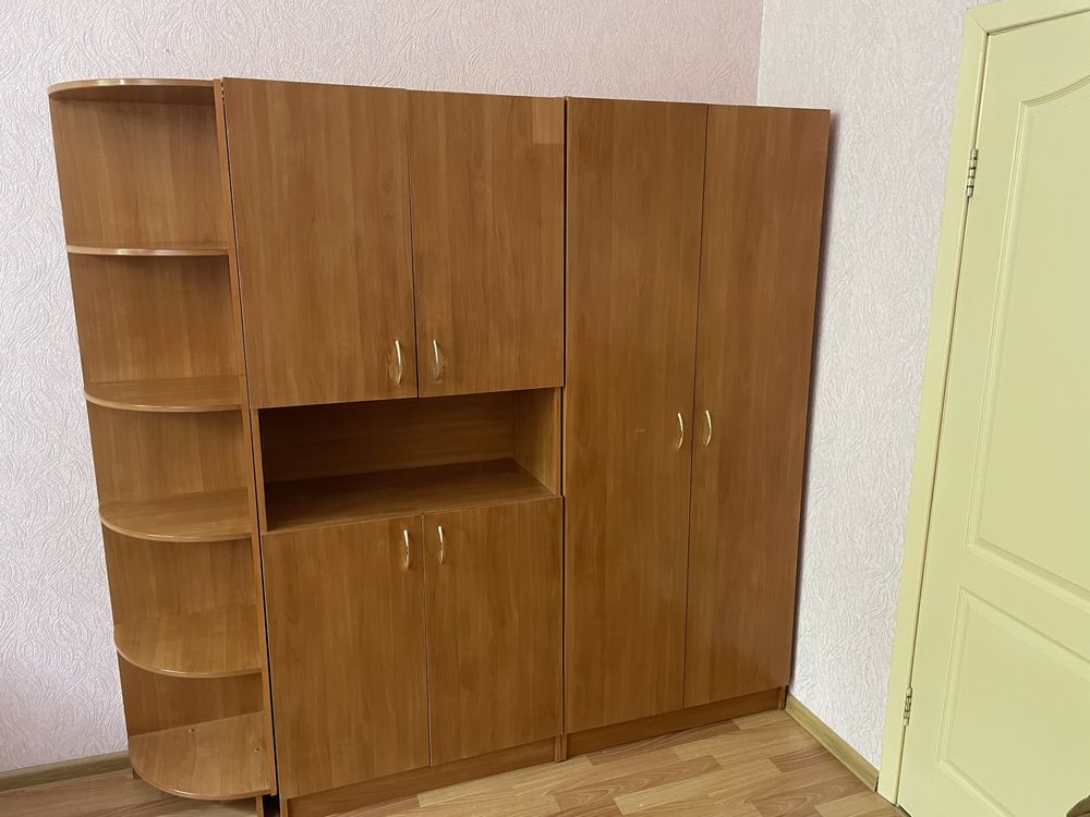 Містка шафа з полицями та місцем для вішаків