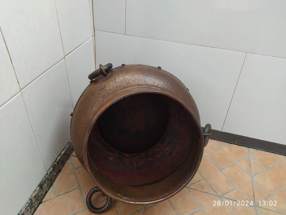 Pote em cobre com três pegas