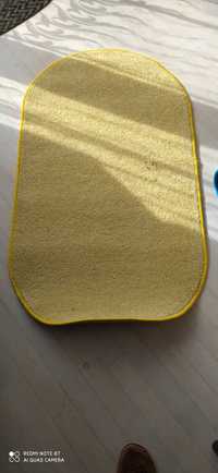 dywan owalny żółty złoty  64 cm na 116,5 cm chodnik